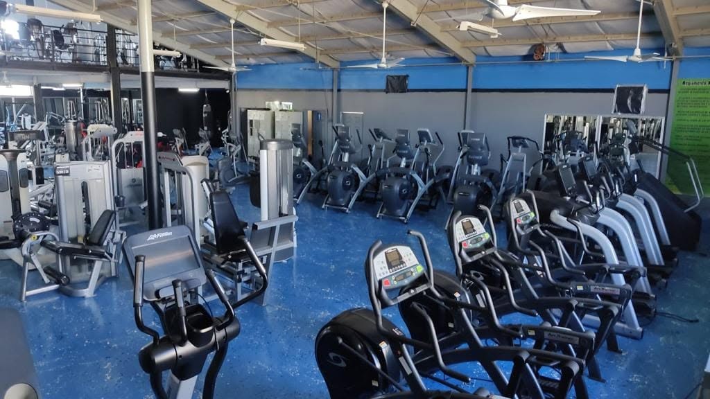 Área de cardio de Xtreme Gym con elípticas y caminadoras